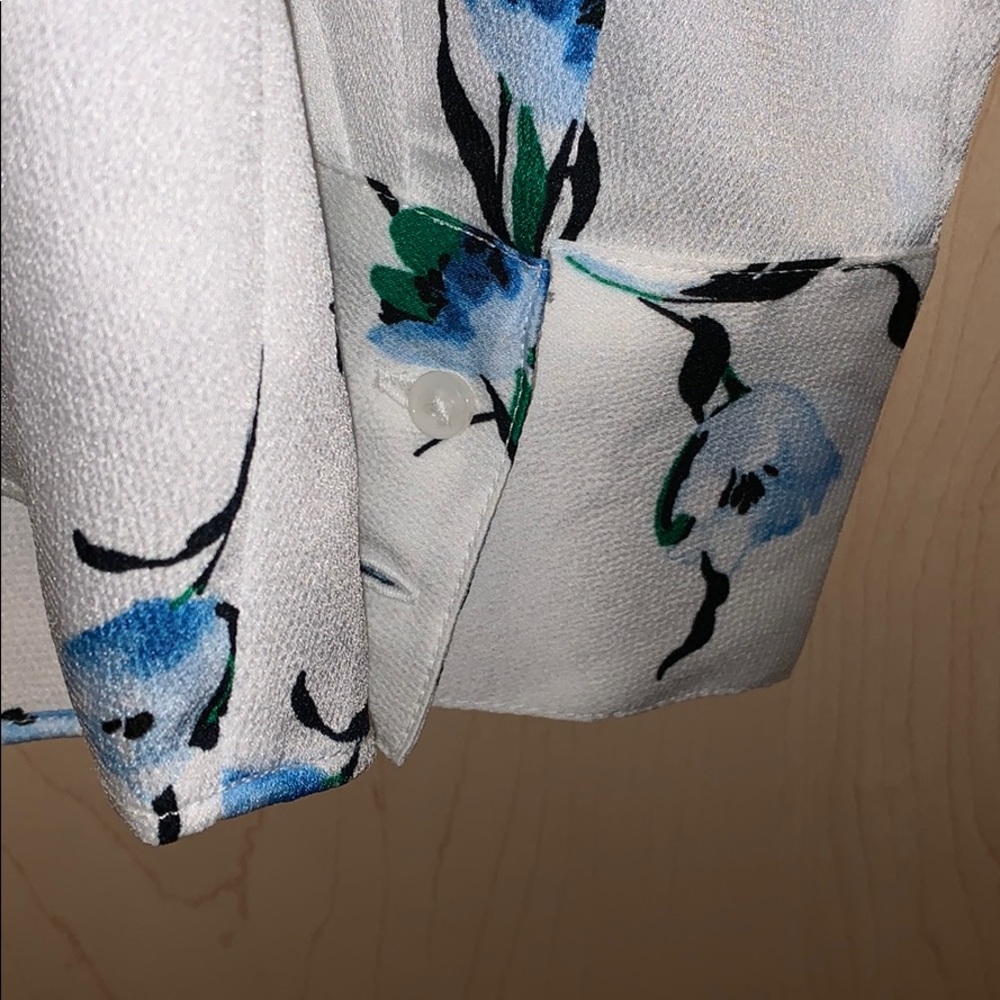 Flowy Floral BR Top 🌸 🌺 - Picture 4 of 8